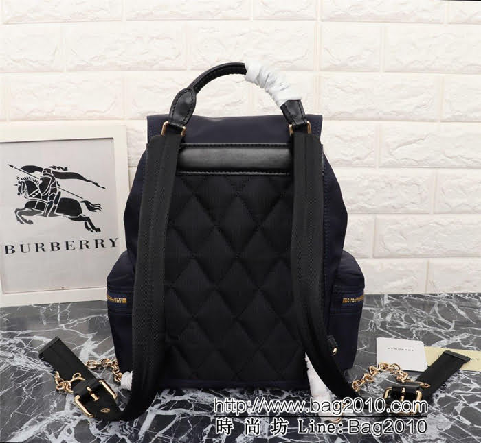 BURBERRY巴寶莉 新款背包 肩背式軍旅背包 品牌典藏的軍風包款 正面飾有Burberry立體字母徽標 9721  Bhq1080